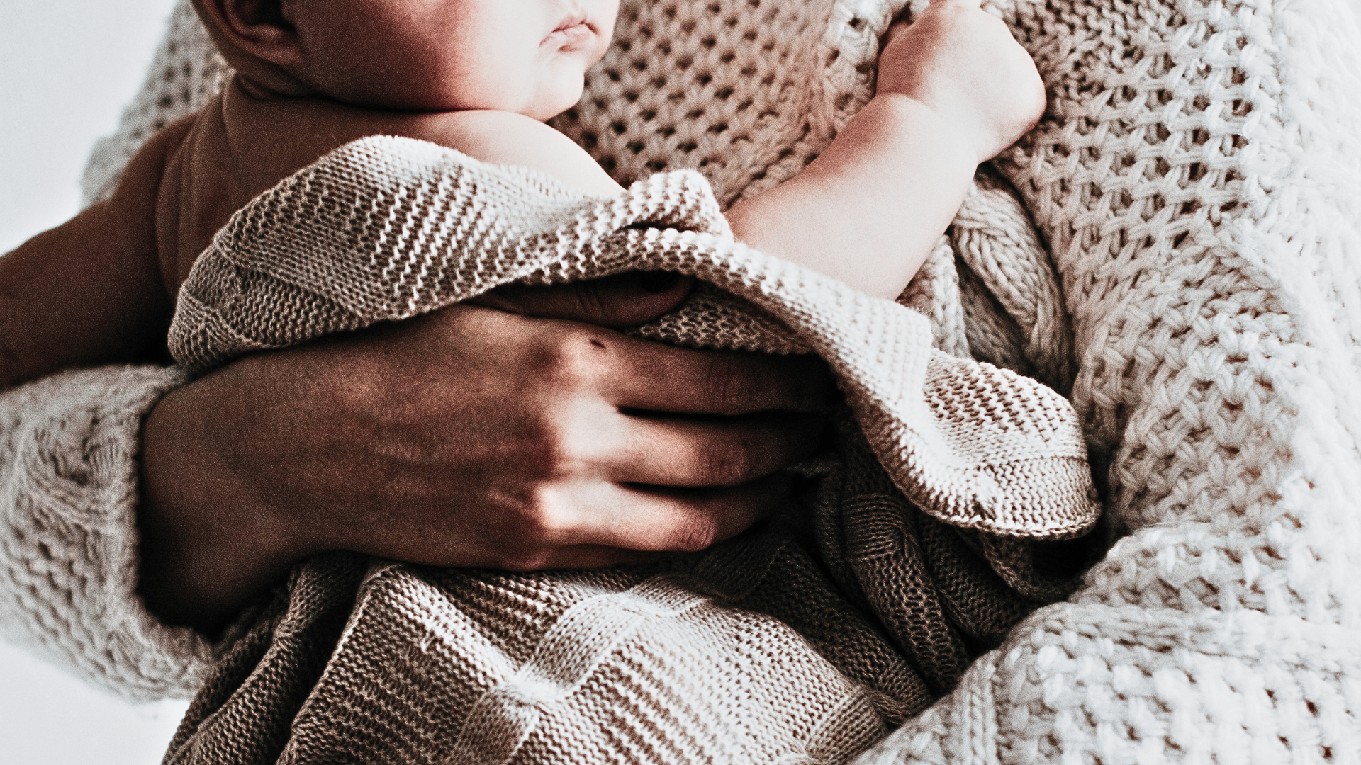 İlk 6 Ayda Kucağa Almak “Alıştırma” mı? Çevreden Gelen Yorumlara Cevap