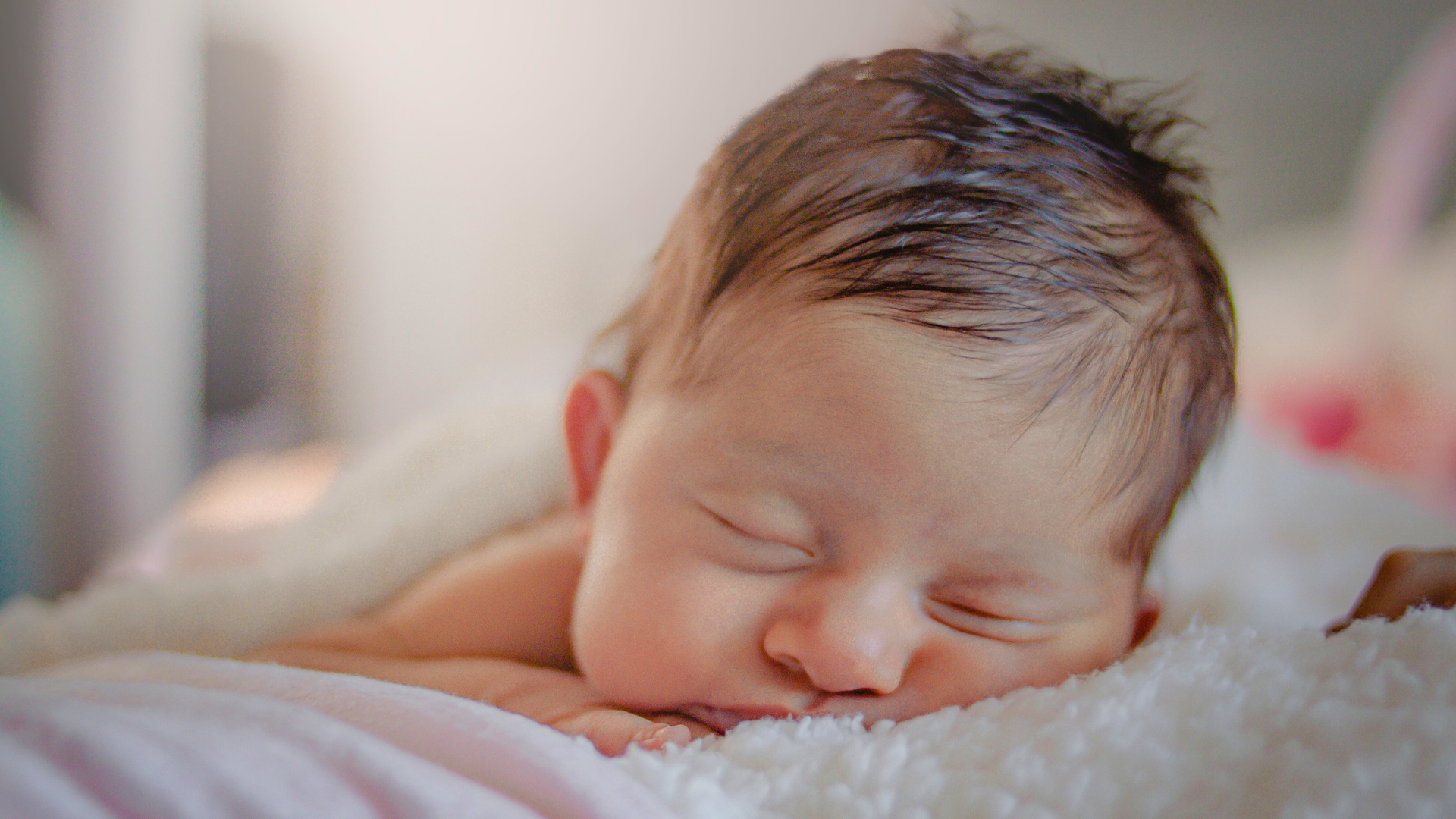 Postpartum Dönemde “Yeterli Anne Değilim” Hissi: Hormonlar, Uykusuzluk ve Kendine Şefkat